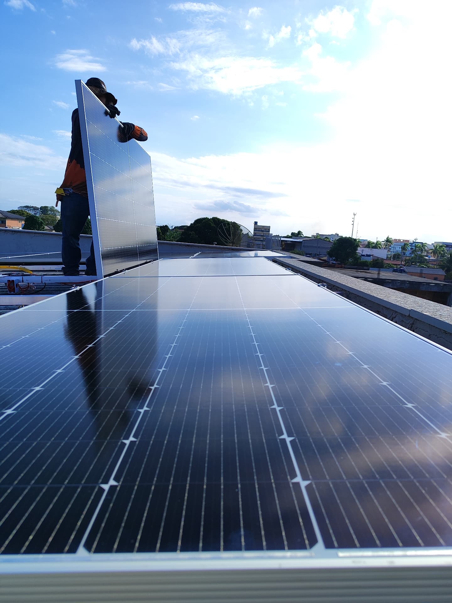 Galpão industrial com grande sistema de painéis solares no telhado