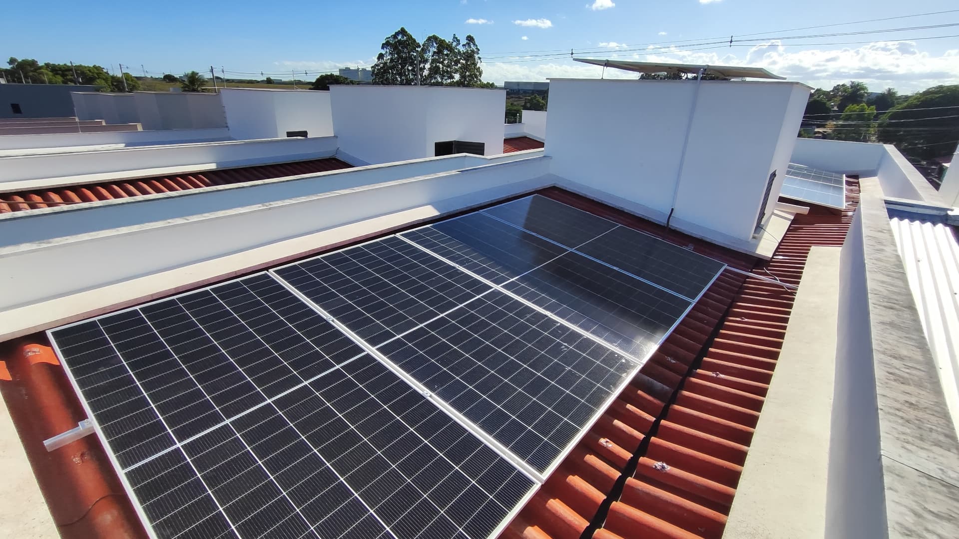 Casa residencial moderna com painéis solares no telhado